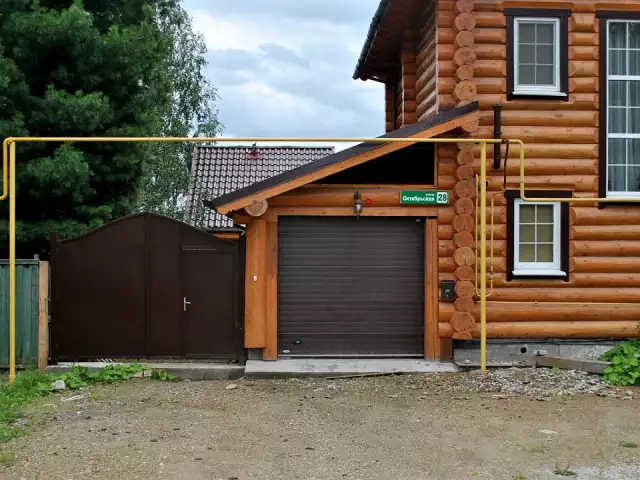 Гаражные ворота для деревянного дома, фото 1