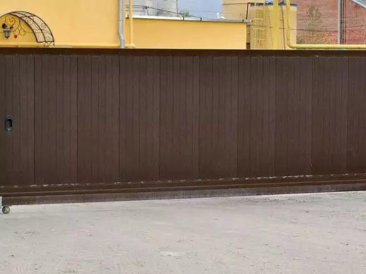 Широкие сдвижные ворота для промышленной территории