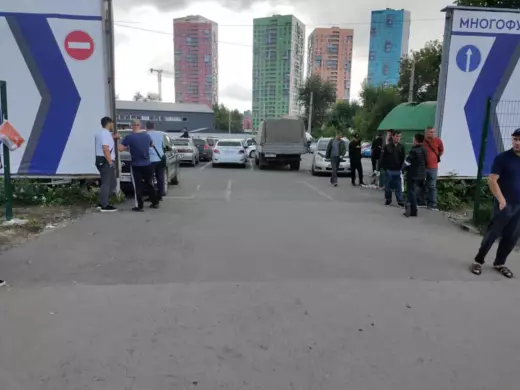 Автоматический шлагбаум на въезд на парковку