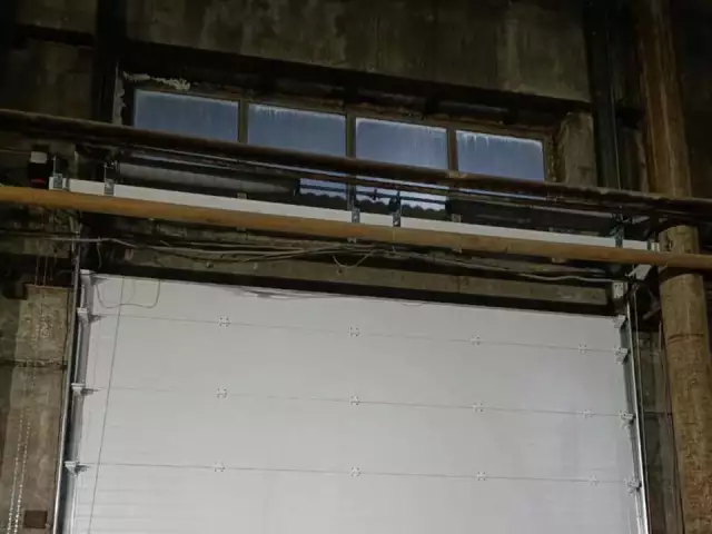 Установка секционных ворот с калиткой и автоматикой, фото 1