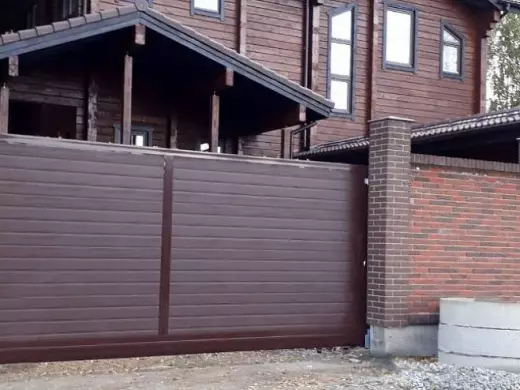 Уличные и гаражные ворота из сэндвич-панелей DoorHan в едином дизайне