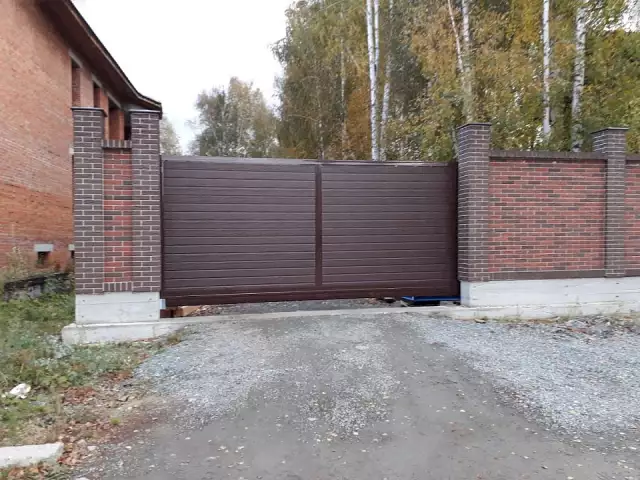 Уличные и гаражные ворота из сэндвич-панелей DoorHan в едином дизайне, фото 5