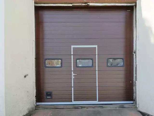 Замена устаревших распашных ворот на секционные с калиткой, фото 1