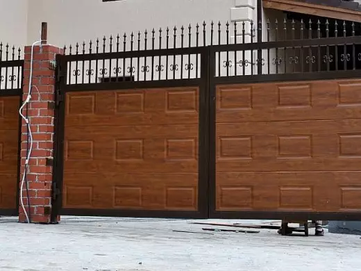 Распашные ворота из сэндвич-панелей DoorHan премиального дизайна