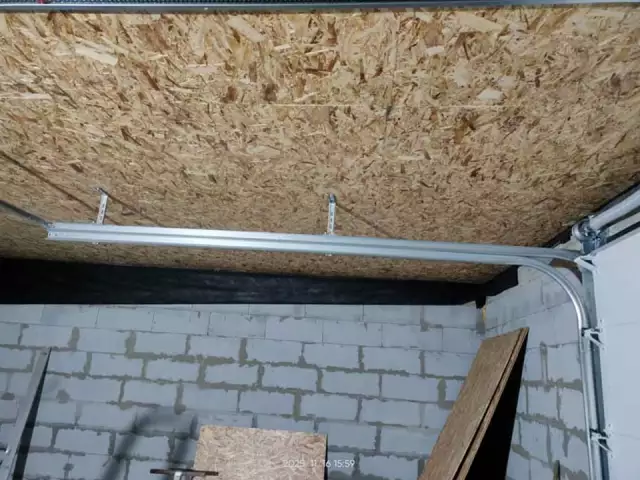 Установка секционных ворот RSD02 в удалённом частном гараже, фото 1