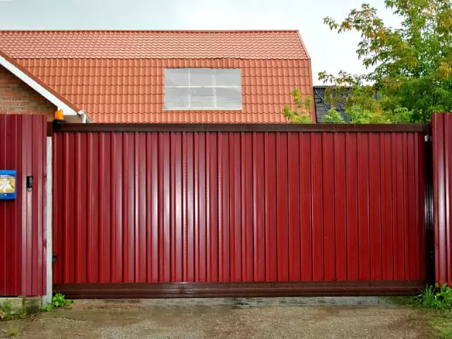 Откатные ворота с наполнением профильным листом, фото 1
