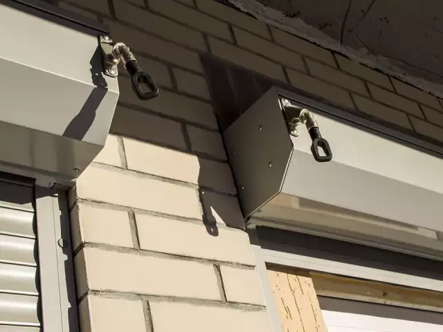 Защитные рольставни на двери, фото 5