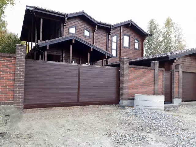 Уличные и гаражные ворота из сэндвич-панелей DoorHan в едином дизайне, фото 1