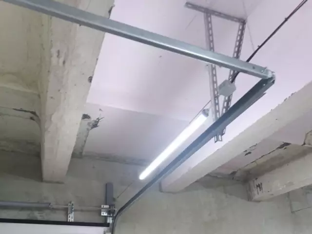 Установка секционных ворот DoorHan в промышленном помещении, фото 5