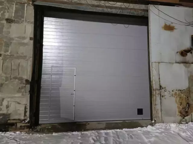 Установка секционных ворот с калиткой и автоматикой, фото 2