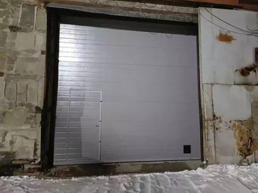 Установка секционных ворот с калиткой и автоматикой