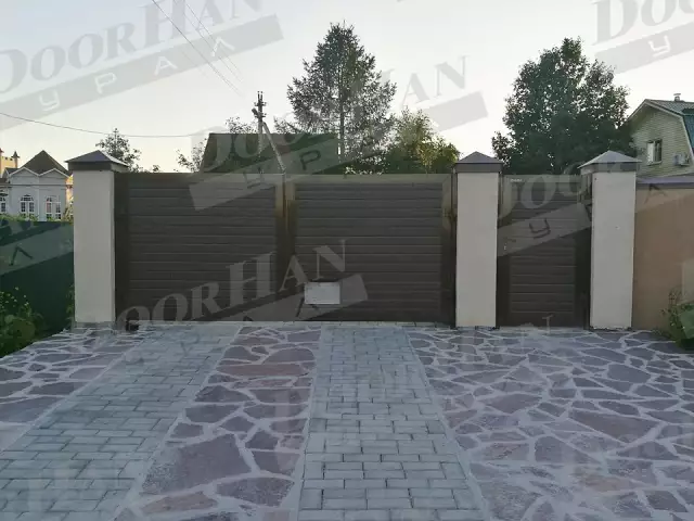 Распашные ворота с врезанным окном для пса, фото 1