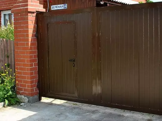 Распашные ворота для дома со встроенной калиткой