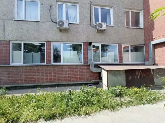 Рольставни на окна первого этажа офисного здания, фото 1