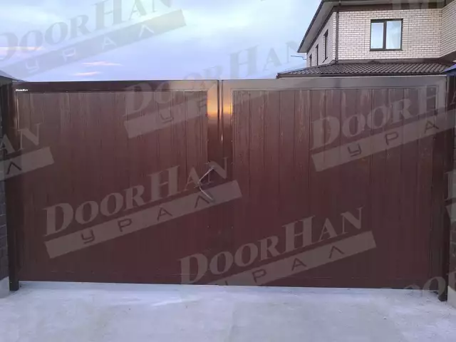 Распашные ворота DoorHan с отдельной калиткой из сэндвич-панелей доска, фото 2