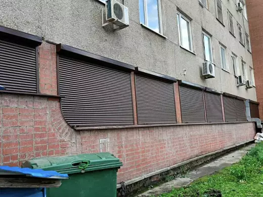 Рольставни на окна первого этажа офисного здания