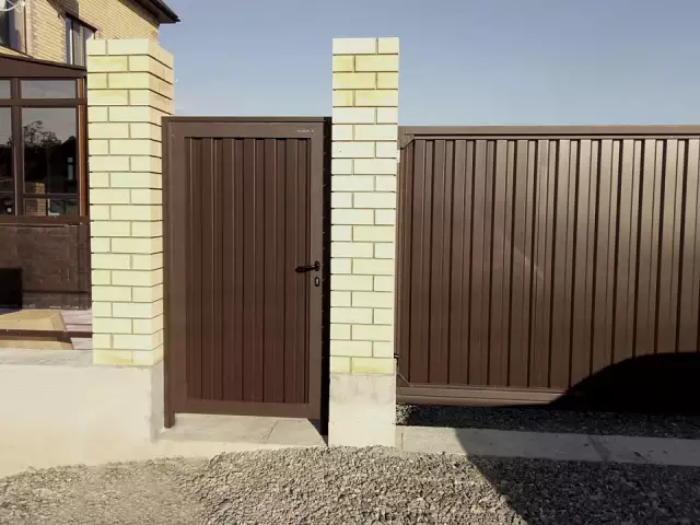 Откатные уличные ворота DoorHan Revolution из профлиста с отдельной калиткой, фото 5