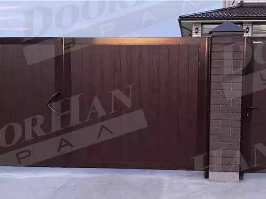 Распашные ворота DoorHan с отдельной калиткой из сэндвич-панелей доска