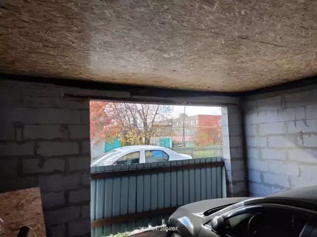 Установка секционных ворот RSD02 в удалённом частном гараже, фото 3