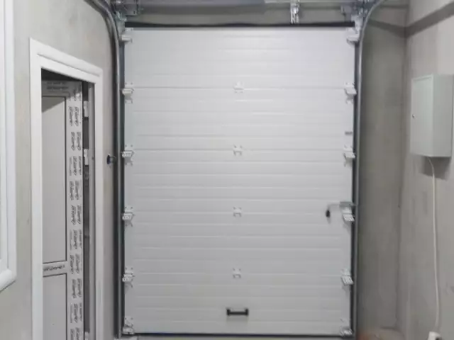 Установка секционных ворот DoorHan в промышленном помещении, фото 4