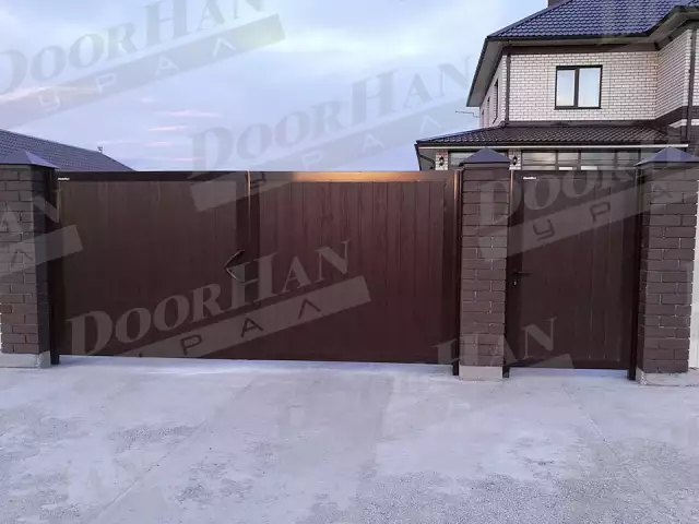 Распашные ворота DoorHan с отдельной калиткой из сэндвич-панелей доска, фото 1